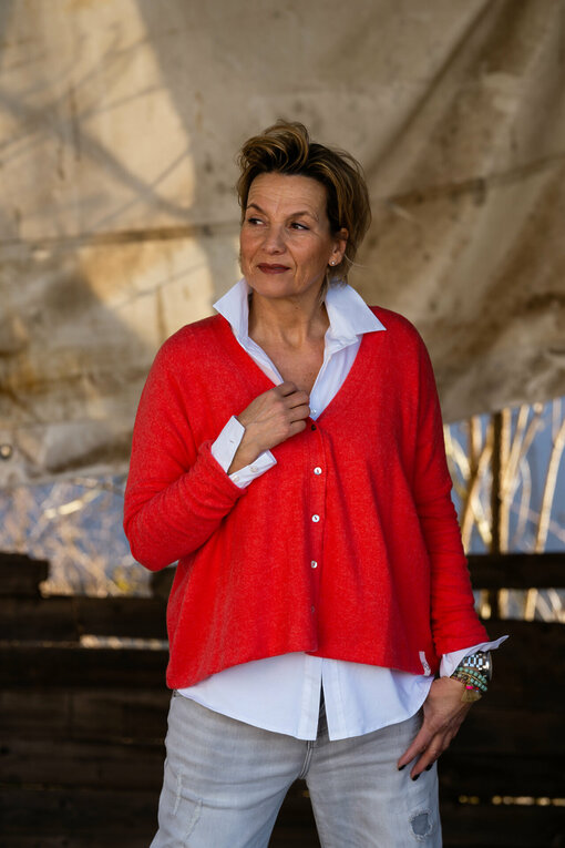 Kuscheliger Cardigan “ORI” red melange (CC28)/ Vollelastische Hemdbluse “INGRID” weiß (HB03)