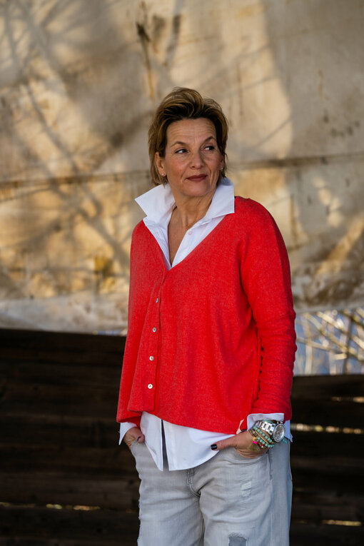 Kuscheliger Cardigan “ORI” red melange (CC28)/ Vollelastische Hemdbluse “INGRID” weiß (HB03)