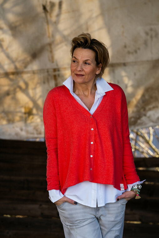 Kuscheliger Cardigan “ORI” red melange (CC28)/ Vollelastische Hemdbluse “INGRID” weiß (HB03)