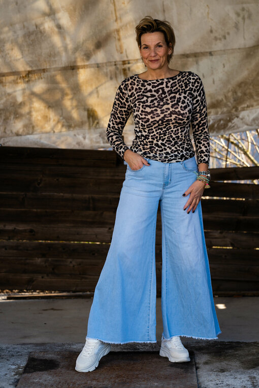 Weite Jeans “CASHCAI” pale blue (H42) / Langarmshirt Leoprint "ROSALIE" leo (BA41)