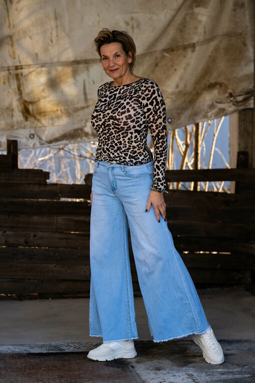Weite Jeans “CASHCAI” pale blue (H42) / Langarmshirt Leoprint "ROSALIE" leo (BA41)