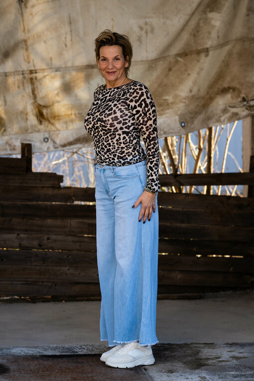 Weite Jeans “CASHCAI” pale blue (H42) / Langarmshirt Leoprint "ROSALIE" leo (BA41)