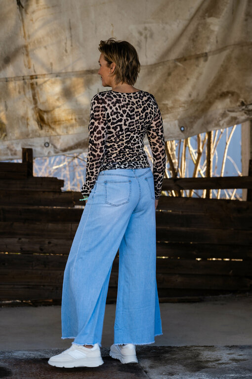 Weite Jeans “CASHCAI” pale blue (H42) / Langarmshirt Leoprint "ROSALIE" leo (BA41)