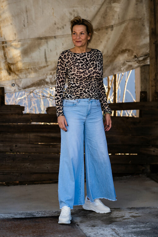 Weite Jeans “CASHCAI” pale blue (H42) /Langarmshirt Leoprint "ROSALIE" leo (BA41)
