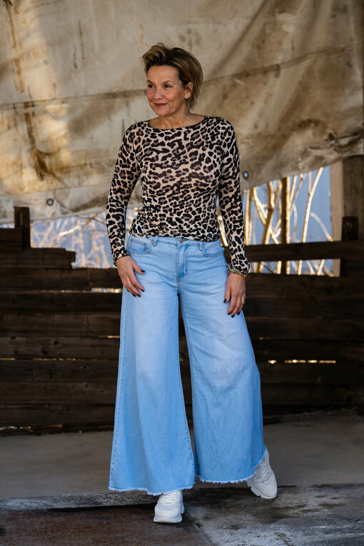 Weite Jeans “CASHCAI” pale blue (H42) / Langarmshirt Leoprint "ROSALIE" leo (BA41)