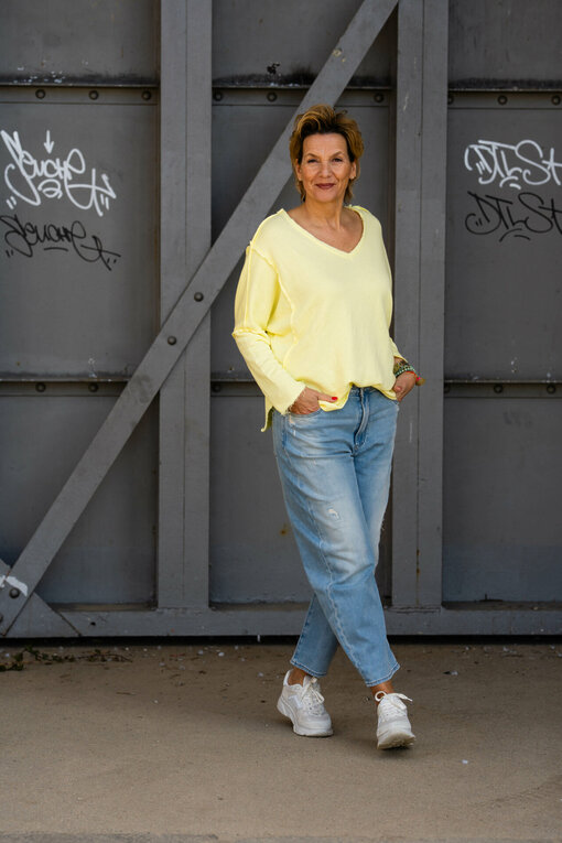 Cooles Sweatshirt "SAMANTHA" sonnengelb(GW13)/Jeans “YOANA” – berry blue (ER17)/ Low Top Sneaker “MELISSA” – cream