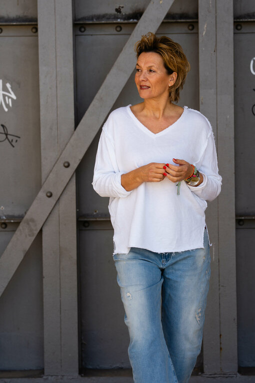 Cooles Sweatshirt "SAMANTHA" weiß (GW13)/ Jeans “YOANA” – berry blue (ER17)
