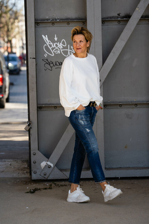 Boyfriend-Jeans “LEONA” – queen blue (ER06) / Cooler Sweater “MARCELLA” weiß (GW16) /  Low Top Sneaker “MELISSA” – cream /  Ledergürtel ohne Schließe (UJ01)/ Gürtelschließen (UJ02)