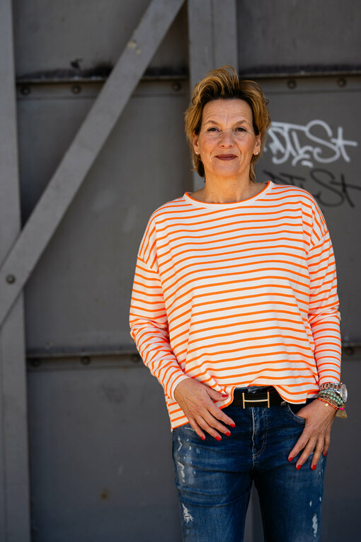 Gestreiftes Langarmshirt “SABINA” neon orange/creme (GW03) / Jeans “LEONA” – queen blue (ER06) / Ledergürtel ohne Schließe (UJ01)/ Gürtelschließen (UJ02)