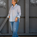 Transparente Bluse “EVELYNE” grau/blau (HB05) / Jeans “YOANA” – steel blue (ER28) / Low Top Sneaker “MELISSA” – cream