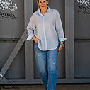 Transparente Bluse “EVELYNE” grau/blau (HB05) / Jeans “YOANA” – steel blue (ER28) / Low Top Sneaker “MELISSA” – cream