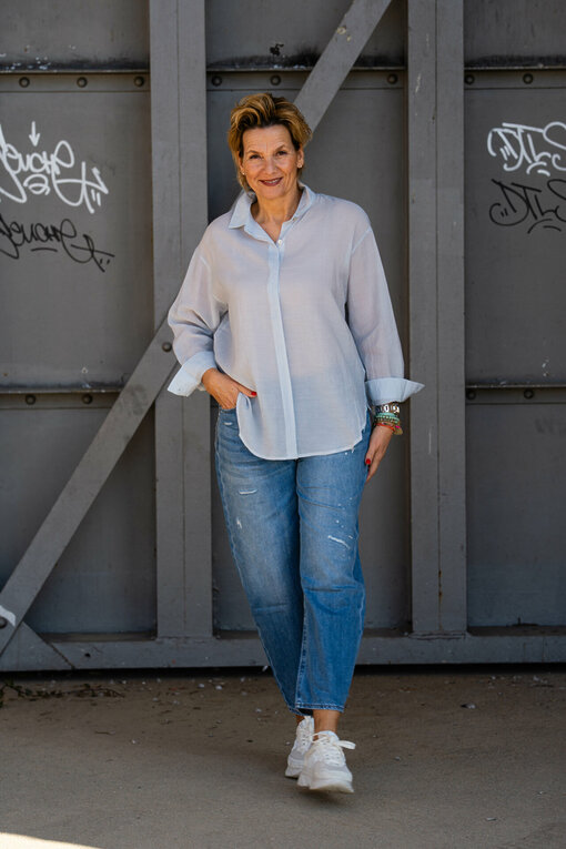 Transparente Bluse “EVELYNE” grau/blau (HB05) / Jeans “YOANA” – steel blue (ER28) / Low Top Sneaker “MELISSA” – cream