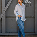 Transparente Bluse “EVELYNE” grau/blau (HB05) / Jeans “YOANA” – steel blue (ER28) / Low Top Sneaker “MELISSA” – cream