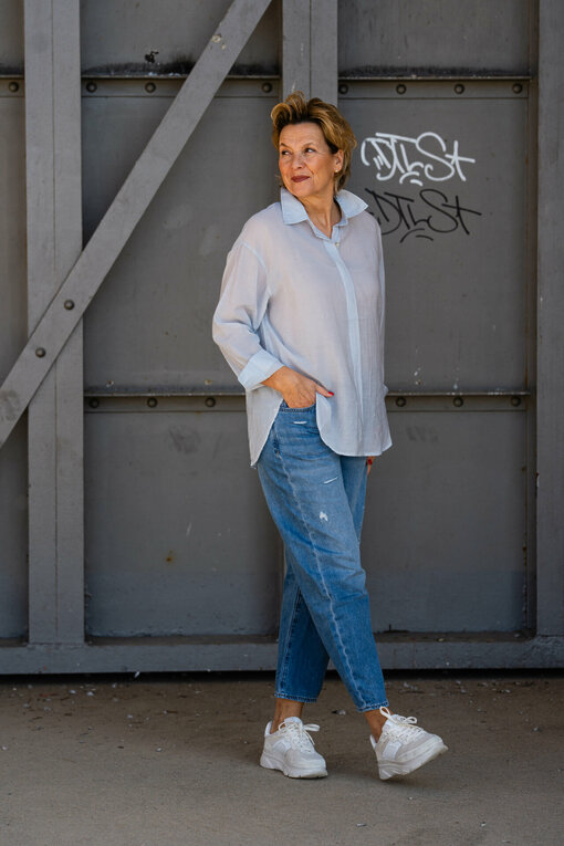Transparente Bluse “EVELYNE” grau/blau (HB05) / Jeans “YOANA” – steel blue (ER28) / Low Top Sneaker “MELISSA” – cream