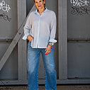 Transparente Bluse “EVELYNE” grau/blau (HB05) / Jeans “YOANA” – steel blue (ER28) / Low Top Sneaker “MELISSA” – cream