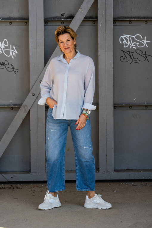 Transparente Bluse “EVELYNE” grau/blau (HB05) / Jeans “YOANA” – steel blue (ER28) / Low Top Sneaker “MELISSA” – cream