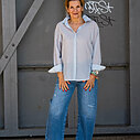 Transparente Bluse “EVELYNE” grau/blau (HB05) / Jeans “YOANA” – steel blue (ER28) / Low Top Sneaker “MELISSA” – cream