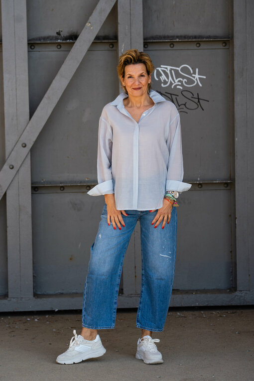 Transparente Bluse “EVELYNE” grau/blau (HB05) / Jeans “YOANA” – steel blue (ER28) / Low Top Sneaker “MELISSA” – cream