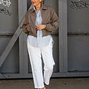 Chinohose “BETHANY” (H37) / Transparente Bluse “EVELYNE” (HB05) / Trendige Kurzjacke “VIOLA” taupe (GW28)