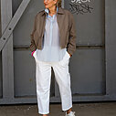 Chinohose “BETHANY” (H37) / Transparente Bluse “EVELYNE” (HB05) / Trendige Kurzjacke “VIOLA” taupe (GW28)