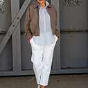Chinohose “BETHANY” (H37) / Transparente Bluse “EVELYNE” (HB05) / Trendige Kurzjacke “VIOLA” taupe (GW28)