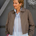 Chinohose “BETHANY” (H37) / Transparente Bluse “EVELYNE” (HB05) / Trendige Kurzjacke “VIOLA” taupe (GW28)