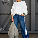 Jeans “TAMEA STRIPES” – city blue (ER19) / Wende Bomberjacke “CASARA” light khaki /(GW31) /  Cooler Sweater “MARCELLA” weiß (GW16)