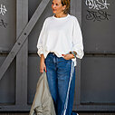 Jeans “TAMEA STRIPES” – city blue (ER19) / Wende Bomberjacke “CASARA” light khaki /(GW31) /  Cooler Sweater “MARCELLA” weiß (GW16)