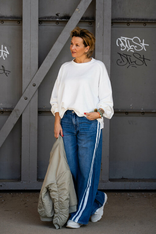 Jeans “TAMEA STRIPES” – city blue (ER19) / Wende Bomberjacke “CASARA” light khaki /(GW31) /  Cooler Sweater “MARCELLA” weiß (GW16)