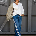 Jeans “TAMEA STRIPES” – city blue (ER19) / Wende Bomberjacke “CASARA” light khaki /(GW31) /  Cooler Sweater “MARCELLA” weiß (GW16)