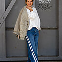 Jeans “TAMEA STRIPES” – city blue (ER19) / Wende Bomberjacke “CASARA” light khaki /(GW31) /  Cooler Sweater “MARCELLA” weiß (GW16)