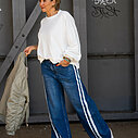 Jeans “TAMEA STRIPES” – city blue (ER19) / Wende Bomberjacke “CASARA” light khaki /(GW31) /  Cooler Sweater “MARCELLA” weiß (GW16)