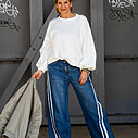 Jeans “TAMEA STRIPES” – city blue (ER19) / Wende Bomberjacke “CASARA” light khaki /(GW31) /  Cooler Sweater “MARCELLA” weiß (GW16)