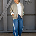 Jeans “TAMEA STRIPES” – city blue (ER19) / Wende Bomberjacke “CASARA” light khaki /(GW31) /  Cooler Sweater “MARCELLA” weiß (GW16)
