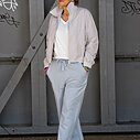 Cooles Shirt “IMKE” wollweiß (BA57) / Culotte-Joggerhose “PRIA” hellgrau (H40) / / Trendige Kurzjacke “VIOLA” light grey (GW28)