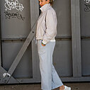 Cooles Shirt “IMKE” wollweiß (BA57) / Culotte-Joggerhose “PRIA” hellgrau (H40) / / Trendige Kurzjacke “VIOLA” light grey (GW28)