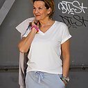 Cooles Shirt “IMKE” wollweiß (BA57) / Culotte-Joggerhose “PRIA” hellgrau (H40)