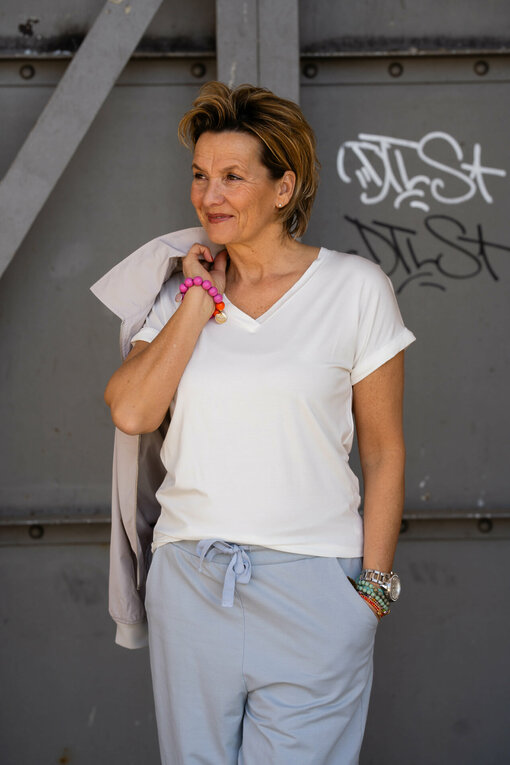 Cooles Shirt “IMKE” wollweiß (BA57) / Culotte-Joggerhose “PRIA” hellgrau (H40)