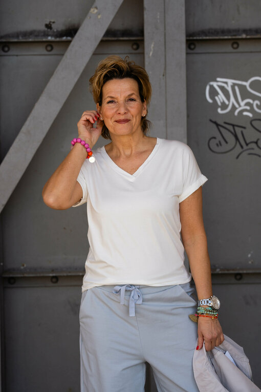 Cooles Shirt “IMKE” wollweiß (BA57) / Culotte-Joggerhose “PRIA” hellgrau (H40)