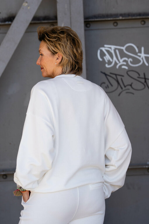 Regular Fit Jogger “CHRISTINA” ecru (10D01) / Gestreiftes Tanktop “CAROLINA” ecru/black (10D78) / Wickelpullover “ALEXANDRA” (10D14)