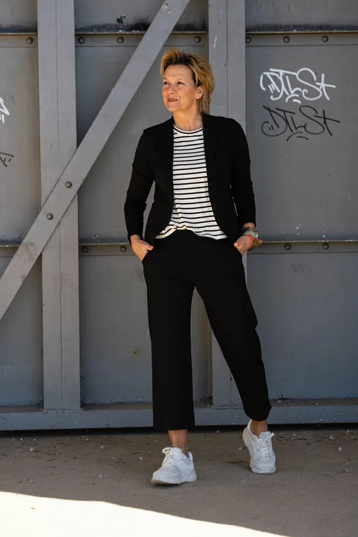 Stretchiger Kurzblazer “SISSI” schwarz (B04)/Gestreiftes Shirt “HAILEY” (10D83)/Culotte-Hose “ANITA” schwarz(H12)