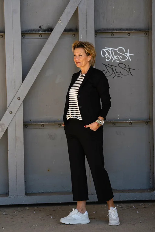 Stretchiger Kurzblazer “SISSI” schwarz (B04)/Gestreiftes Shirt “HAILEY” (10D83)/Culotte-Hose “ANITA” schwarz(H12)