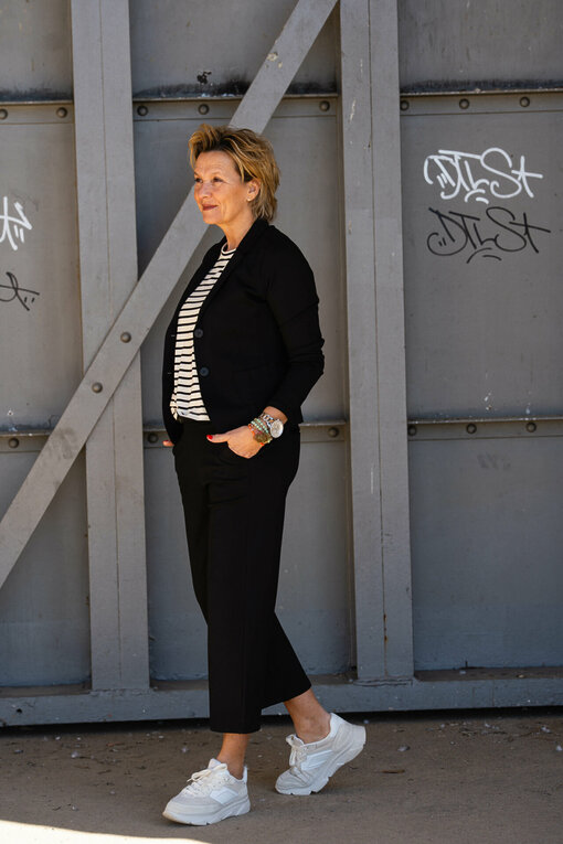 Stretchiger Kurzblazer “SISSI” schwarz (B04)/Gestreiftes Shirt “HAILEY” (10D83)/Culotte-Hose “ANITA” schwarz(H12)