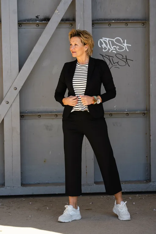 Stretchiger Kurzblazer “SISSI” schwarz (B04)/Gestreiftes Shirt “HAILEY” (10D83)/Culotte-Hose “ANITA” schwarz(H12)