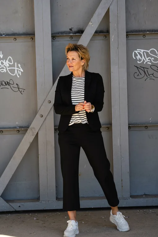Stretchiger Kurzblazer “SISSI” schwarz (B04)/Gestreiftes Shirt “HAILEY” (10D83)/Culotte-Hose “ANITA” schwarz(H12)
