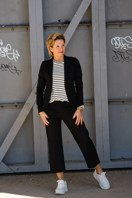 Stretchiger Kurzblazer “SISSI” schwarz (B04)/Gestreiftes Shirt “HAILEY” (10D83)/Culotte-Hose “ANITA” schwarz(H12)