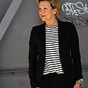 Stretchiger Kurzblazer “SISSI” schwarz (B04)/Gestreiftes Shirt “HAILEY” (10D83)