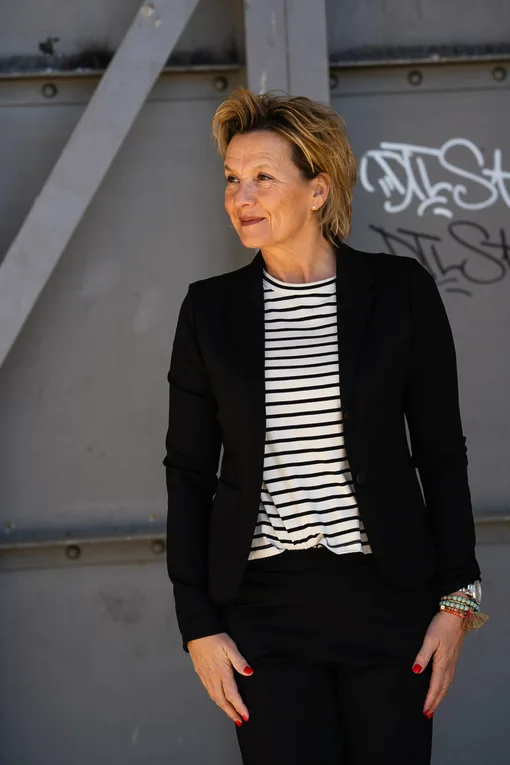 Stretchiger Kurzblazer “SISSI” schwarz (B04)/Gestreiftes Shirt “HAILEY” (10D83)