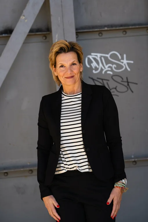 Stretchiger Kurzblazer “SISSI” schwarz (B04)/Gestreiftes Shirt “HAILEY” (10D83)