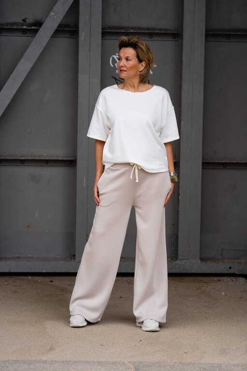 Kurzarm Sweater “WENDY” wollweiß (GW20) / Soft Touch Hose “STEPHANIE” beige (H33)